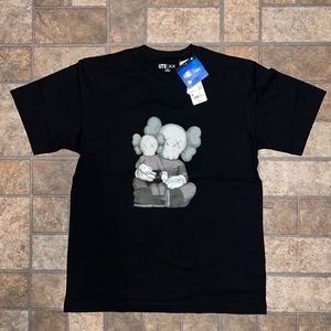 KAWS × Uniqlo UT Short Sleeve Graphic T-shirt Black Sz Medium